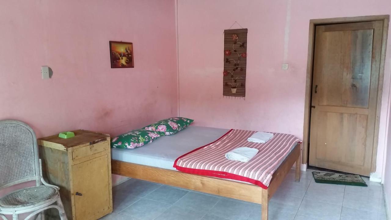 Sibayak Guesthouse Tuk Tuk Exterior photo